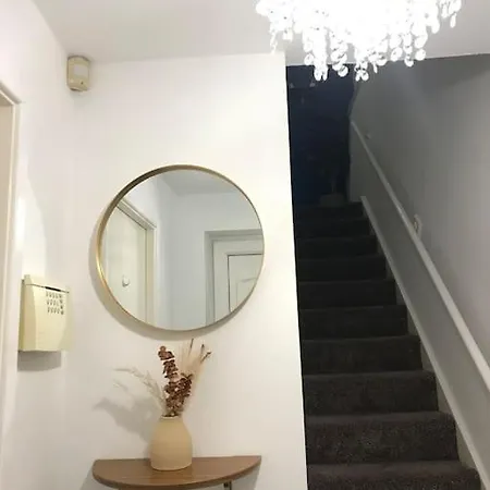 Semesterbostad Princess 3 Bedroom House + Offstreet Parking +wifi Leeds (West Yorkshire)