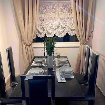 Holiday home Princess 3 Bedroom House + Offstreet Parking +wifi Leeds (West Yorkshire)