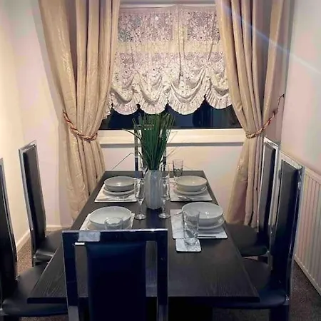 Semesterbostad Princess 3 Bedroom House + Offstreet Parking +wifi Leeds (West Yorkshire)