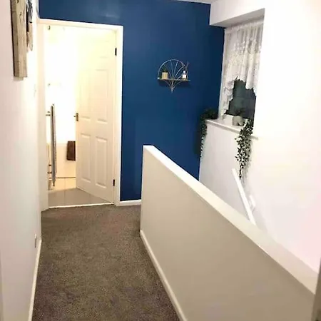 Semesterbostad Princess 3 Bedroom House + Offstreet Parking +wifi *