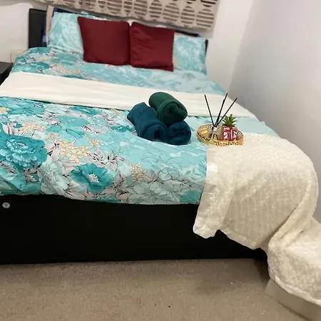 Princess 3 Bedroom House + Offstreet Parking +wifi Leeds (West Yorkshire)