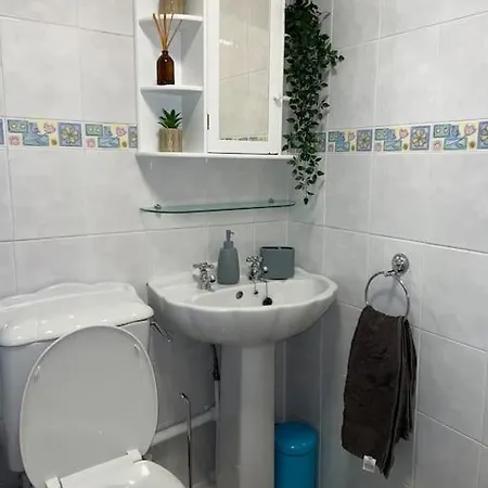 Princess 3 Bedroom House + Offstreet Parking +wifi * Leeds (West Yorkshire)